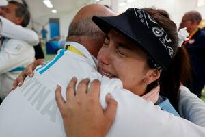 El llanto de Fernanda Russo mientras abraza a su entrenador, Ariel Martínez