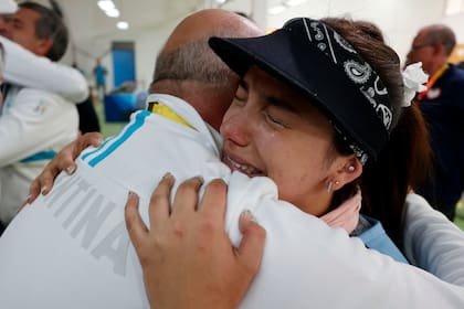 El llanto de Fernanda Russo mientras abraza a su entrenador, Ariel Martínez
