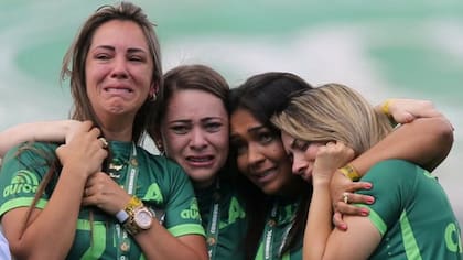 El llanto de las mujeres deudas de los fallecidos en el accidente de Chapecoense
