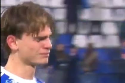 El llanto de Nico Paz tras retirarse del campo de juego luego de que el arquero le desviara el penal que pudo ser el triunfo de Como