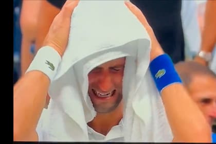 El llanto de Novak Djokovic antes de salir a jugar el que sería el último game de la final del US Open ante Daniil Medvedev. Captura de video.