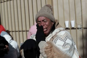 El llanto desconsolado de una migrante a la que le cancelaron su cita por CBP One en la frontera de México con EE.UU.