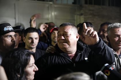El llanto por la muerte de Lolo Regueiro, con la familia rodeada de hinchas que piden por justicia