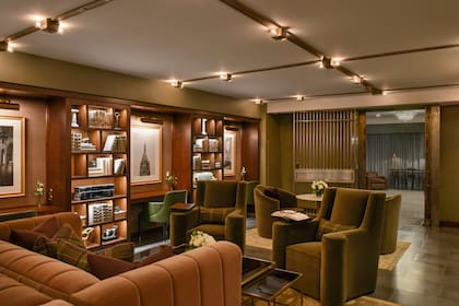 El lobby del 40 Wall Street se caracteriza por sus revestimientos de mármol claro y detalles decorativos que reflejan la elegancia del estilo Art Deco