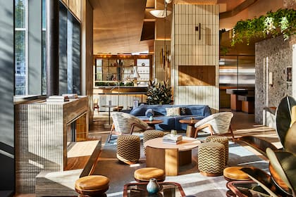 El lobby del Conrad Los Ángeles, con espacios "más acogedores e íntimos de lo acostumbrado"