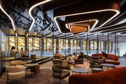 El lobby fue diseñado por Rockwell Group.