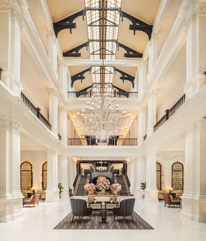 El lobby replica los balcones del exterior e impacta con la altura de sus techos.
