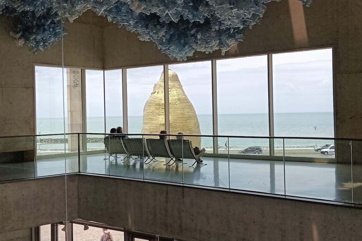 El lobo marino de Marta Minujín, restaurado, frente al museo MAR