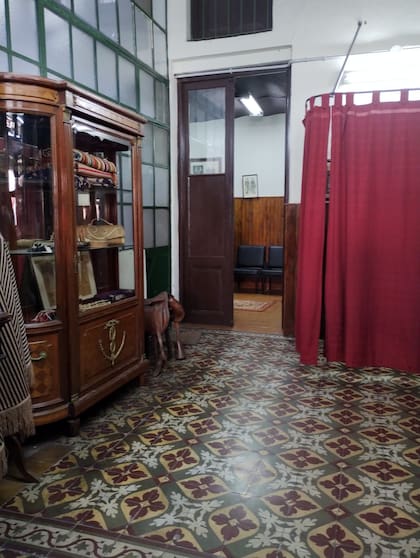 El local conserva los pisos y muebles originales de la época.