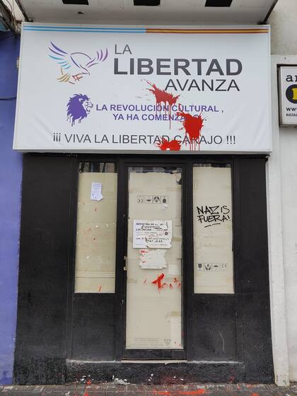 El local de La Libertad Avanza en el barrio de Chamberí, en Madrid; con rastros de un ataque con pintura roja