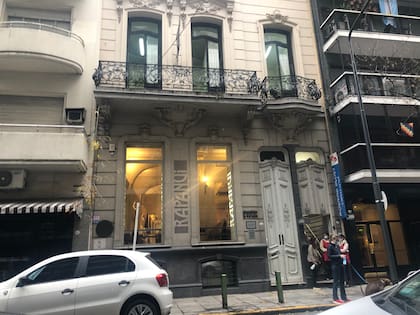 El local de Rapa Nui de la calle Uruguay, a media cuadra del departamento de Cristina Kirchner, donde esta mañana decían no haber visto nunca comprar en persona a la vicepresidenta