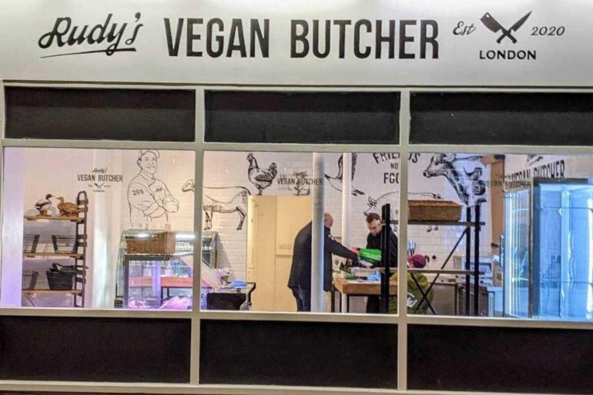 El local de venta de productos veganos es el primero en su tipo en el Reino Unido, abrió el 1 de noviembre y la gente se llevó toda la mercadería en muy poco tiempo