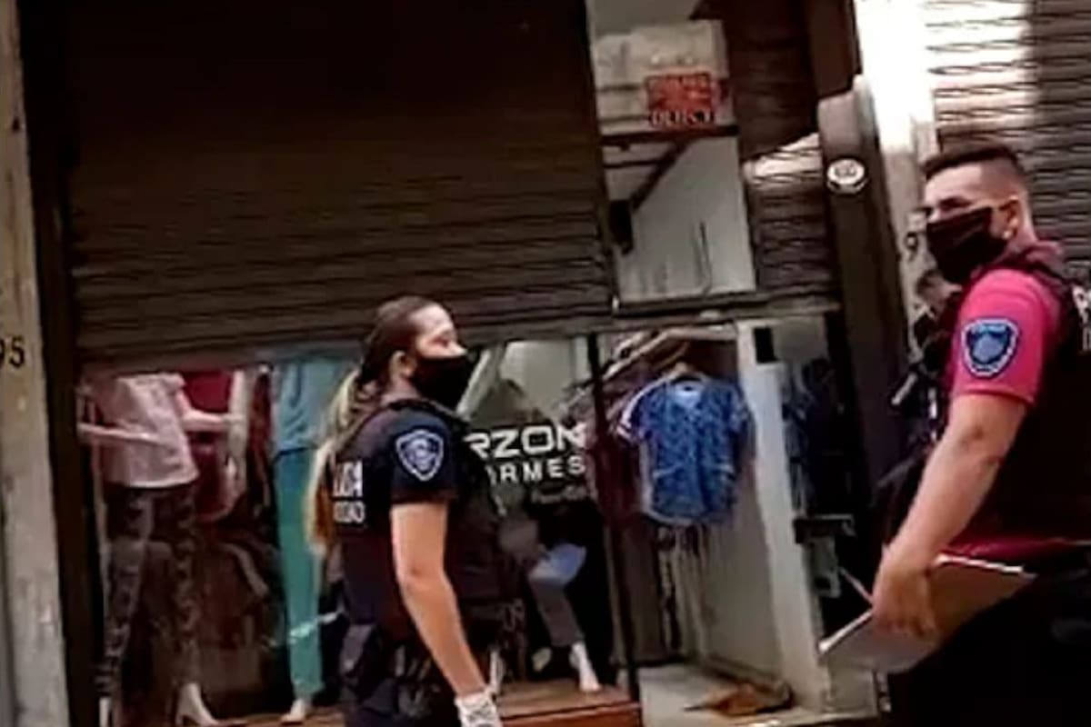 El local de venta de uniformes médicos de Balvanera donde una chica venezolana fue drogada y abusada en una entrevista laboral