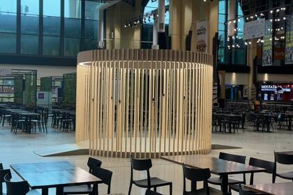 El local de World en el patio de comidas del shopping Abasto, donde cualquiera se puede escanear el iris para recibir World ID y la criptomoneda