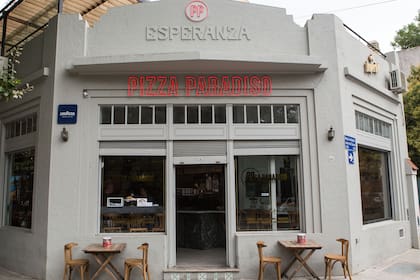 El local del Bajo Belgrano cuenta con molino propio y dos tipos de horno.