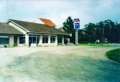 El local donde la confitería funciona desde 1967, junto a la torre que sostiene la icónica lata de gaseosas.