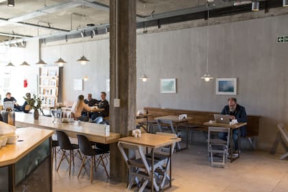 El local en el centro de City Bell tiene una superficie de más de 200 m2 y es uno de los lugares de encuentro favoritos de los locales.