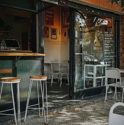 El local es chico, y de la misma forma boutique cuidan el producto y la carta de vinos.
