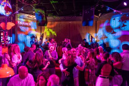 El local extiende su horario los fines de semana para que sus clientes disfrutan de una noche única con recitales en vivo