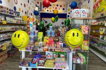 El local ofrece más de 700 golosinas de seis continentes