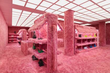 El local "peludo" de Balenciaga en Londres, una experiencia fuera de lo común inspirada en la libertad que genera pensar un entorno virtual