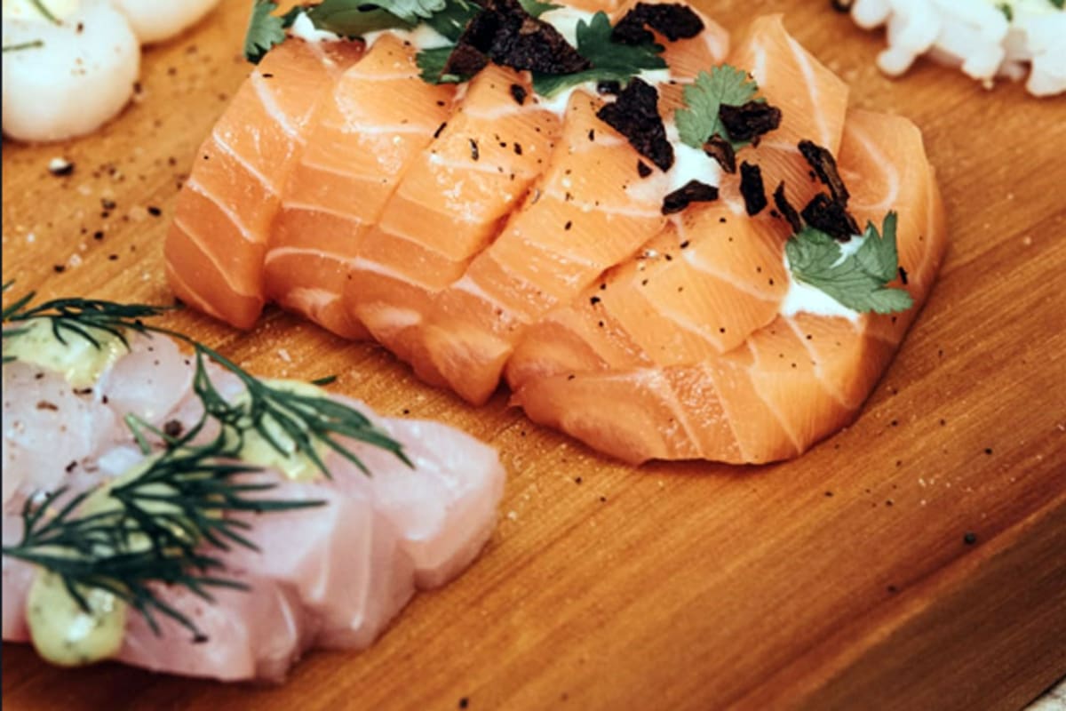 El local sorprende con una doble propuesta: sushi omakase y ensaladas "poke" a gusto