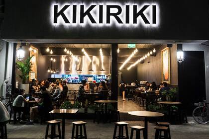 El local ubicado en Paternal ofrece un amplio espacio para comer pollo y tomar una buena cerveza artesanal (Foto: Gentileza Kikiriki)