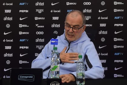 El Loco Bielsa, con la mano en el corazón