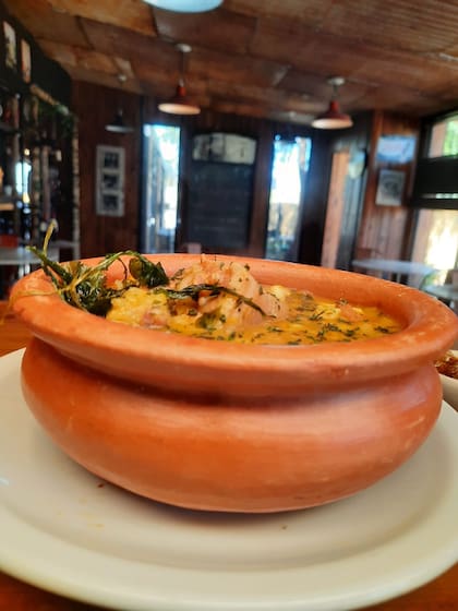 El locro en El Bodegón de Pilar se sirve en vajilla artesanal proveniente de Córdoba.