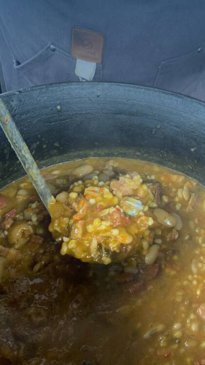 El locro en plena elaboración.