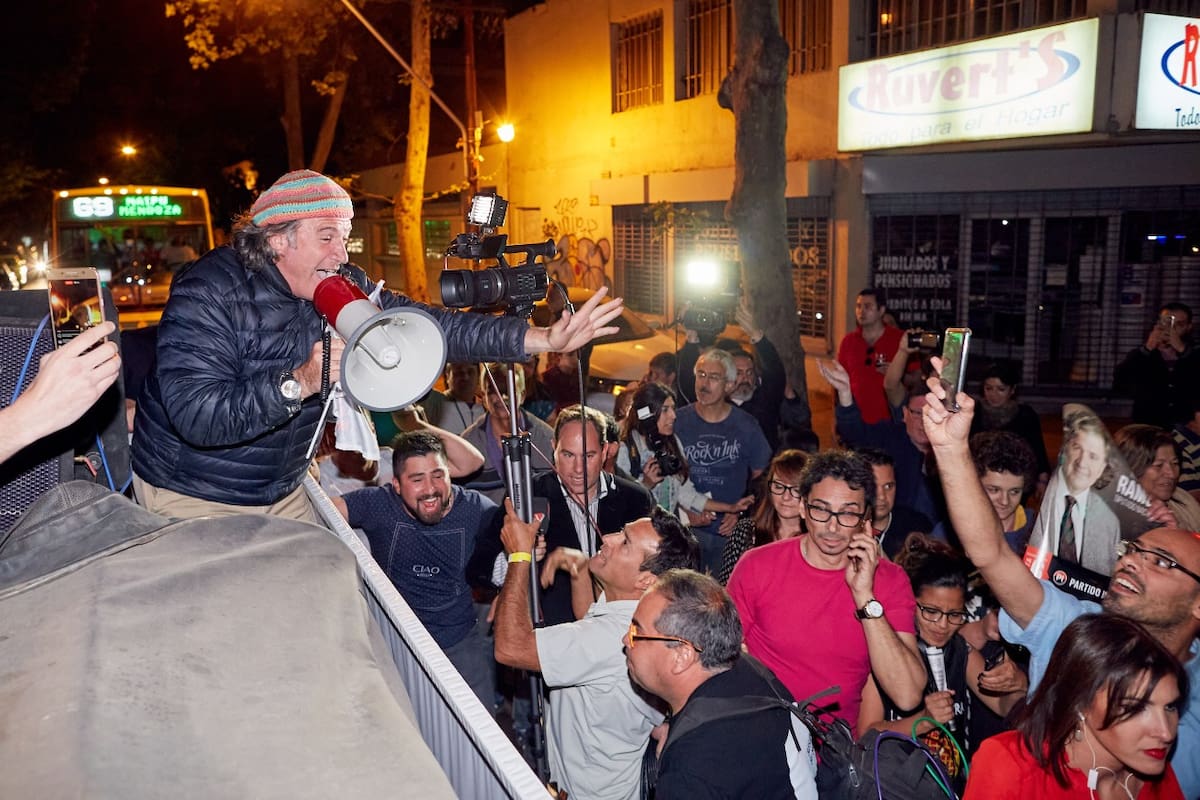El locuaz y verborrágico legislador, durante una campaña electoral, subido a su "ramoneta" con el megáfono en mano, prometiendo la defensa de los derechos de los consumidores.