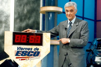 En 1996 condujo Viernes de Esco y Waku Waku