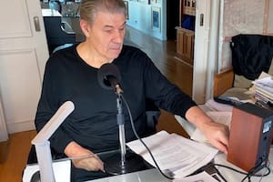 El locutor y periodista en el estudio que montó en su casa