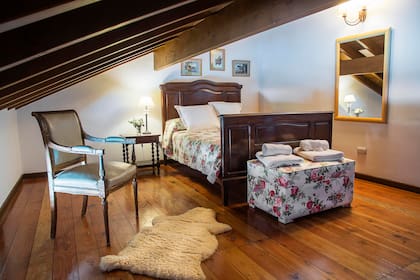 El lodge cuenta con ocho confortables habitaciones, todas con muebles de estilo y colores cálidos.