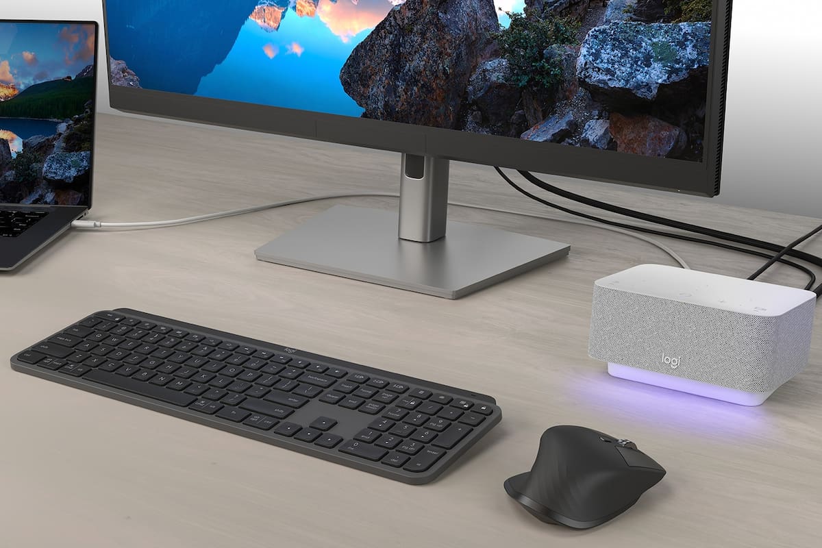 El Logi Dock de Logitech combina un parlante con micrófono y una zapatilla multiconexión para reducir la cantidad de cables en el escritorio