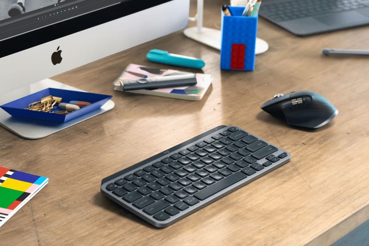 El Logitech MX Keys Mini tiene un diseño compacto, puede conectarse a tres dispositivos en simultáneo y tiene una tecla para ingresar emojis