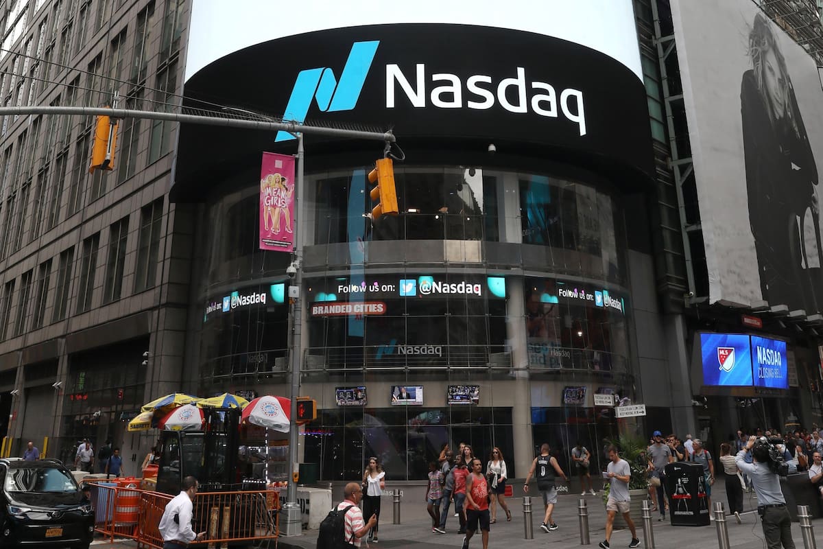 El logo de Apple, ayer, en la cartelera de Nasdaq en Nueva York