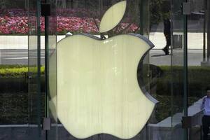 El logo de Apple en una de sus tiendas oficiales en Shangai, China. La compañía lanzaría un televisor de diseño propio, que vendría en 50, 55 y 60 pulgadas