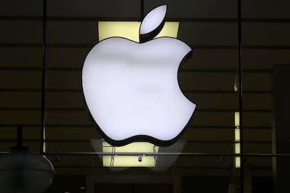 El logo de Apple en una tienda de Munich, Alemania (AP Photo/Matthias Schrader, File)
