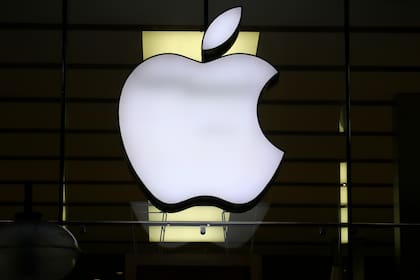 El logo de Apple en una tienda, el 16 de diciembre de 2020, en Múnich. (AP Foto/Matthias Schrader, A