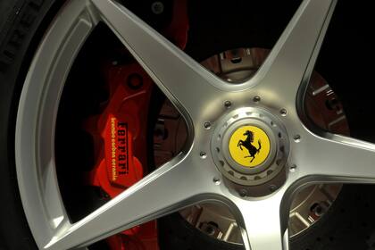 El logo de Ferrari exhibido en un neumático en una planta de la automotriz en Maranello, Italia, el 8 de mayo de 2013. (AP Foto/Marco Vasini, File)