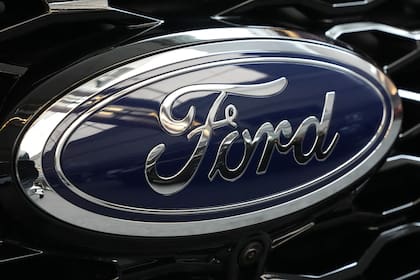 El logo de Ford en una Ford Explorer en una feria automotriz en Pittsburgh el 15 de febrero del 2024. (AP foto/Gene J. Puskar)