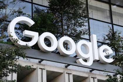 El logo de Google en la entrada de las nuevas oficinas de la compañía en Nueva York, el 6 de septiembre de 2023