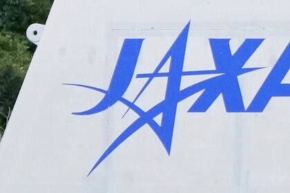 El logo de la Agencia de Exploración Aeroespacial de Japón en el Centro Espacial Tanegashima en Minamitanecho, prefectura de Kagoshima, el 16 de febrero del 2024. (Kyodo News via AP)