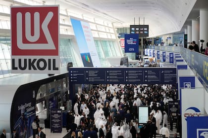 El logo de la compañía petrolera rusa Lukoil en una feria comercial en Abu Dabi (Archivo)