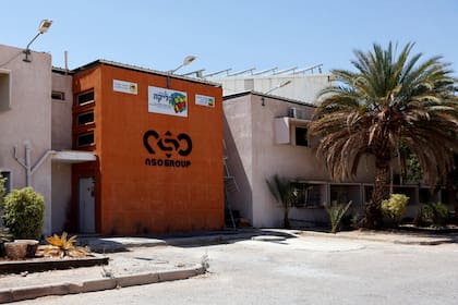 El logo de la empresa cibernética israelí NSO Group se ve en una de sus sucursales en el desierto de Arava