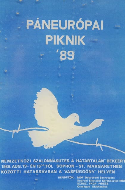 El logo de la paloma sobre los alambres de púa era muy claro con su objetivo de libertad.