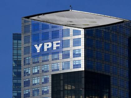 El logo de la petrolera estatal argentina YPF en la sede de la compañía en Buenos Aires