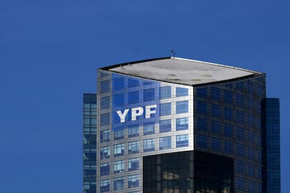 El logo de la petrolera YPF, en la sede de la compañía en Buenos Aires