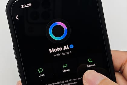 El logo de Meta en un celular. La firma de Zuckerberg también admitió hackeos